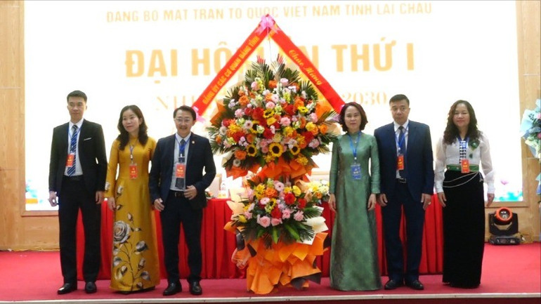 Tặng hoa chúc mừng Đại hội. anh-5-3398.jpg