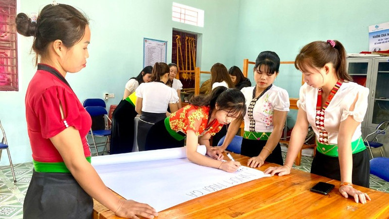 Nữ thanh niên dân tộc thiểu số học cách lập kế hoạch tài chính trong gia đình; giới thiệu về chuỗi giá trị, phân tích sản phẩm, tìm hiểu về tiếp thị và bán hàng. z5281816139107-4f0c9b8b4ef539b8c7075821a4f80194-1711334126686-2547.jpg