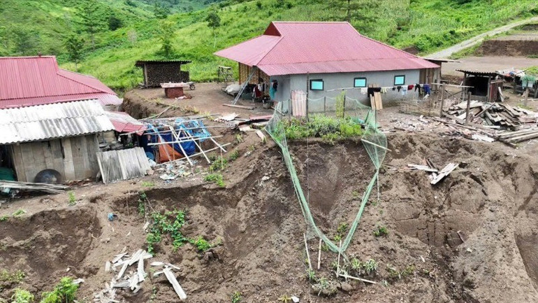Nhiều điểm sạt lở sát nhà dân đe dọa tính mạng và tài sản của bà con. nhieu-diem-sat-lo-da-sat-mep-nha-cac-ho-dan-ban-chat-dao-581.jpg