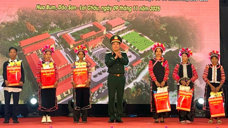 ກະຊວງປ້ອງກັນປະເທດ ມອບຂອງຂວັນໃຫ້ປະຊາຊົນບ້ານຫົວເມືອງ. 92-6615.jpg