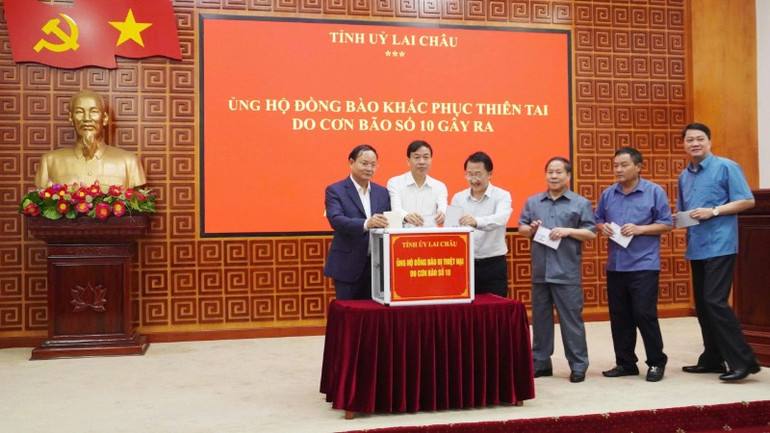 Tỉnh ủy Lai Châu tổ chức quyên góp, ủng hộ đồng bào bị ảnh hưởng thiên tai do bão số 10. z7114481071167-4642d82c74f620f139987773aea7338a-6235.jpg