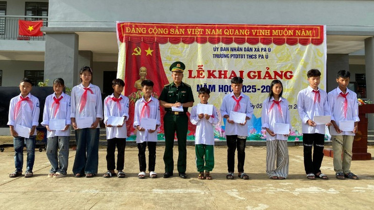 Bộ đội Biên phòng Lai Châu tặng quà cho các học sinh có hoàn cảnh khó khăn. 9-9100-8104.jpg