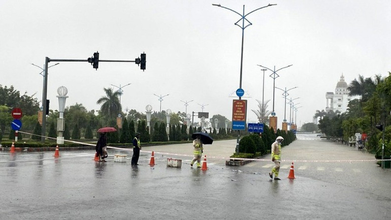 Lực lượng chức năng phải phân luồng ở nhiều tuyến đường do ngập úng. z6683414775910-9eacacfb079bbaf896e7e7b49263dab5-9376.jpg
