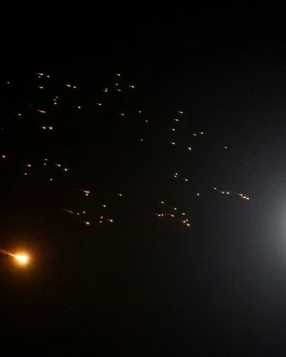 [Video] Thủ đô Israel rung chuyển trong loạt tên lửa mới từ Iran