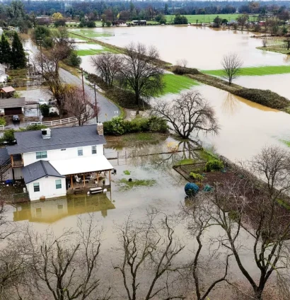 [Video] Hàng trăm người vẫn bị cô lập trong mưa lũ diện rộng tại California
