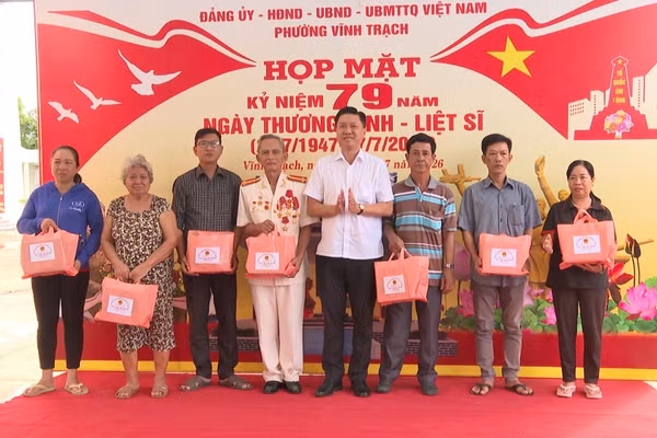 Đồng chí Ngô Hiếu Dân, Bí thư Đảng ủy phường Vĩnh Trạch (tỉnh Cà Mau) tặng quà các gia đình chính sách trên địa bàn phường.