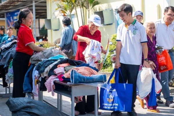 Đội ngũ nhân viên Tiger Beer trao tặng những phần quà ý nghĩa đến người dân có hoàn cảnh khó khăn tại nhiều tỉnh, thành phố trên cả nước.