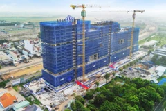 Block Galaxy tại Fiato Airport City đã cất nóc, dự kiến bàn giao vào Quý 4/2026 và là nguồn cung căn hộ cao cấp 2-3 phòng ngủ, bên cạnh là block Fiesta đã khởi công. (Ảnh: TLRG)