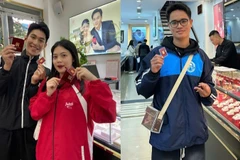 Các bạn trẻ khoe mua thành công Tứ Quý Thịnh Vượng 0,1 chỉ của Bảo Tín Mạnh Hải