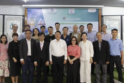 Các đại biểu, chuyên gia tham dự hội thảo chụp ảnh lưu niệm.