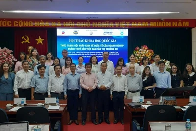 Đại biểu tham dự hội thảo chụp ảnh lưu niệm.