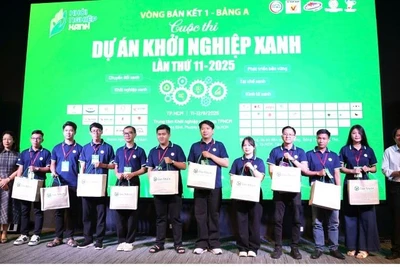 Ban tổ chức trao quà cho các đại diện dự án tham gia cuộc thi.