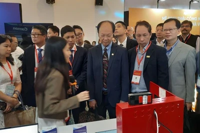 Các đại biểu tham quan các sản phẩm công nghệ được trưng bày tại Tech4Life 2025.