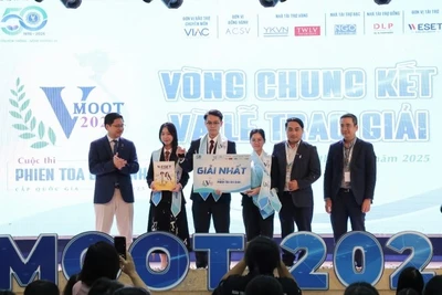 Ban Tổ chức trao giải Nhất cho đội THE LAURUS 8310.