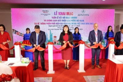 Nghi thức khai mạc “Tuần lễ kết nối giao thương và không gian giới thiệu sản phẩm Việt Nam tại hệ thống phân phối hiện đại Central Retail Việt Nam năm 2025”.