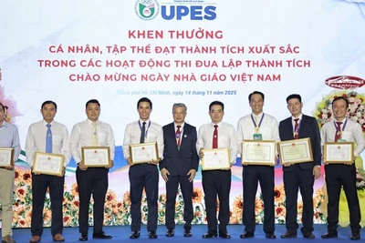 Trường đại học Sư phạm Thể dục thể thao Thành phố Hồ Chí Minh khen thưởng cho các tập thể, cá nhân có thành tích xuất sắc.