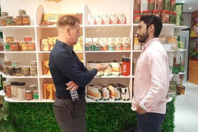 Nhà đầu tư nước ngoài tìm hiểu sản phẩm của doanh nghiệp Thành phố Hồ Chí Minh trưng bày tại Trung tâm Xúc tiến thương mại và đầu tư Thành phố Hồ Chí Minh.