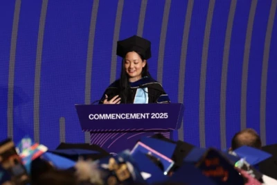 Amanda Nguyễn, nữ phi hành gia gốc Việt đầu tiên bay vào vũ trụ phát biểu tại lễ tốt nghiệp