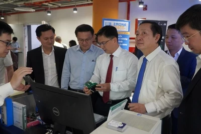 Các đại biểu tham quan mô hình sản xuất chip của doanh nghiệp.