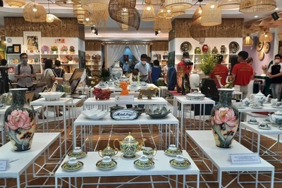 Các doanh nghiệp trưng bày sản phẩm thủ công mỹ nghệ tại Showroom Trung tâm Xúc tiến, Thương mại và Đầu tư Thành phố Hồ Chí Minh. 