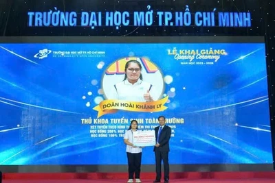 Trường đại học Mở Thành phố Hồ Chí Minh trao học bổng cho tân sinh viên.
