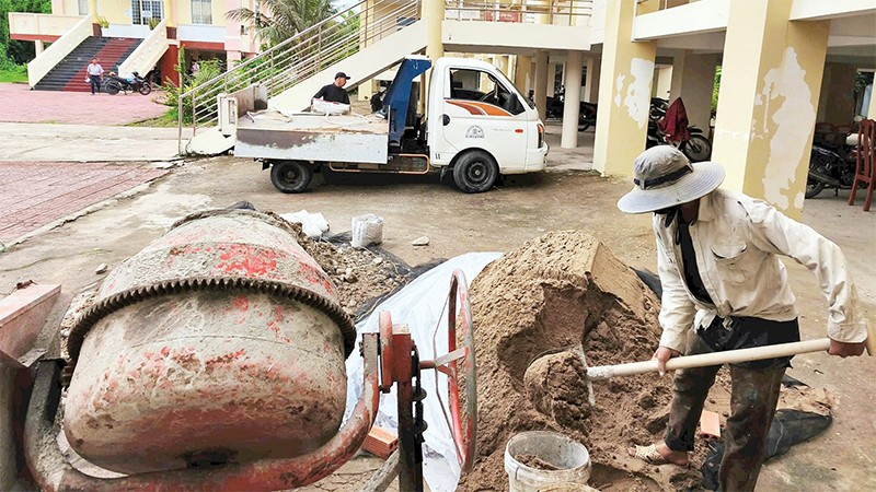 Nhân công tập kết vật tư tiến hành tu sửa trụ sở xã Lâm Hải chuẩn bị làm nơi đặt trụ sở chính của khối chính quyền xã Đất Mới (huyện Năm Căn, tỉnh Cà Mau). (Ảnh H.TÙNG)