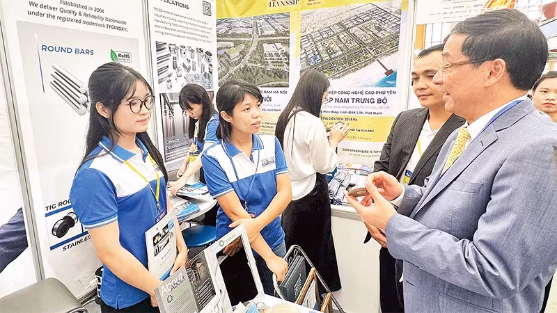 Lãnh đạo Hiệp hội Doanh nghiệp công nghiệp hỗ trợ Thành phố Hà Nội (HANSIBA) trao đổi với doanh nghiệp trong ngành về tình hình sản xuất, kinh doanh.