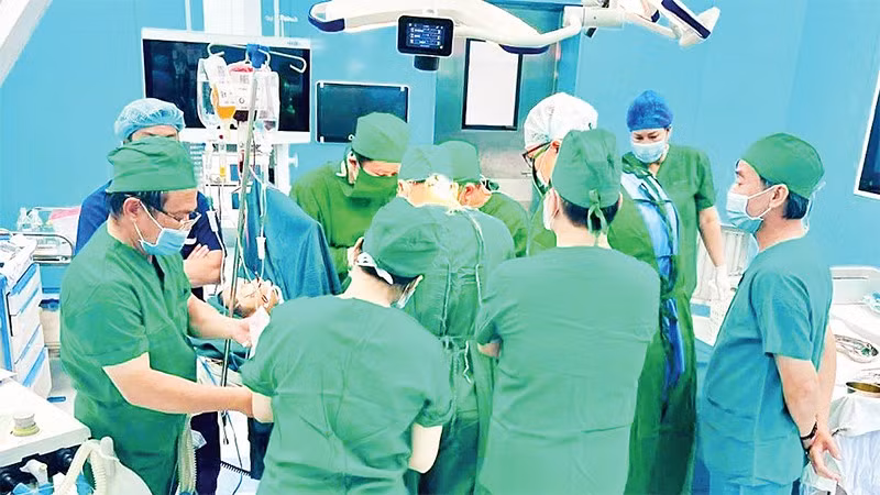 Ê-kíp bác sĩ tiến hành phẫu thuật tại Trung tâm Y tế Quân - Dân y đặc khu Côn Đảo.