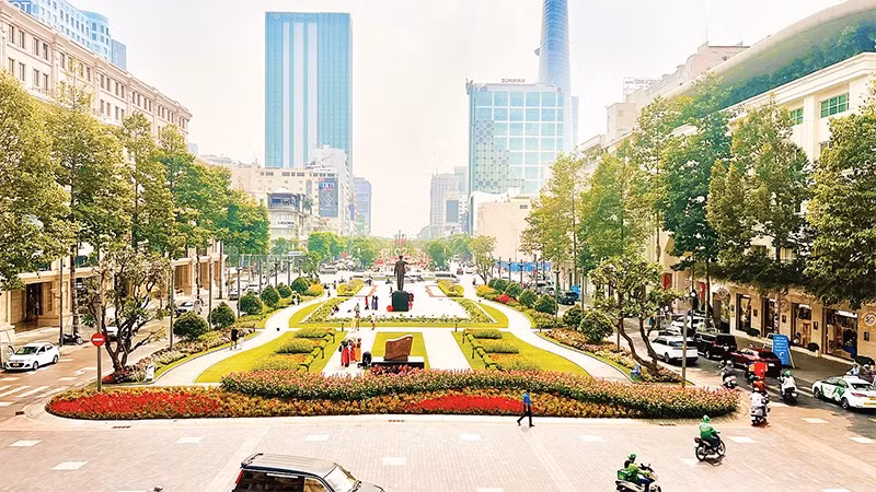 Phố đi bộ Nguyễn Huệ là không gian công cộng điển hình của thành phố.