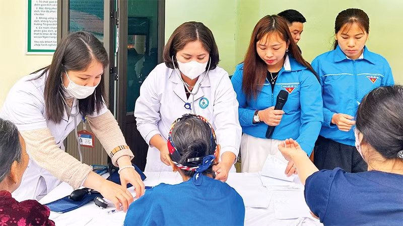 Đoàn viên thanh niên tham gia khám bệnh, phát thuốc miễn phí cho người dân.