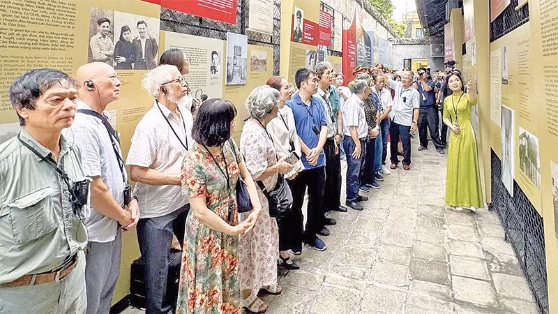 Người xem xúc động khi ôn lại các tư liệu quý về các chiến sĩ cách mạng.