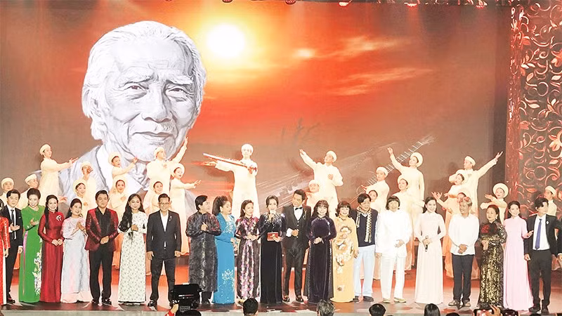 Các nghệ sĩ tham gia đêm tôn vinh soạn giả Viễn Châu ở xã Đất Đỏ.