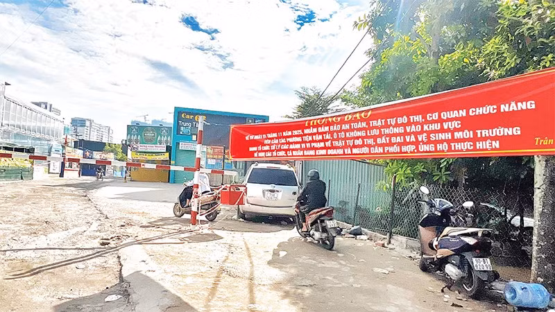 Ủy ban nhân dân phường Bình Trưng treo bảng thông báo về việc xử lý vi phạm trật tự đô thị tại một khu đất trên địa bàn phường.