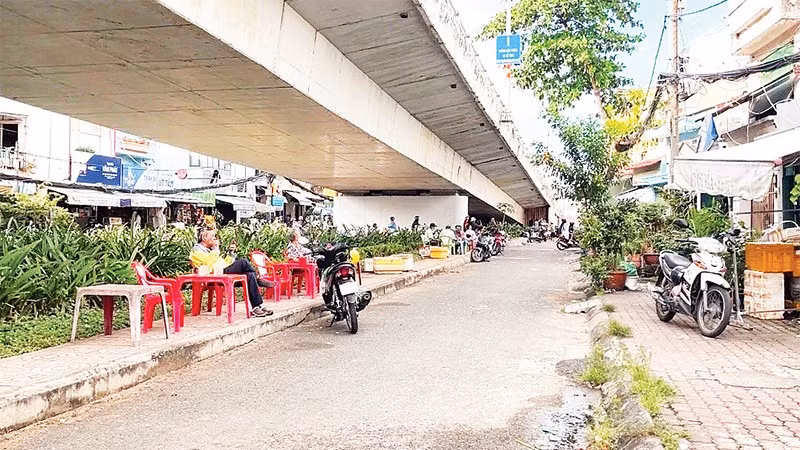 Gầm cầu Chánh Hưng (nối Quận 5 và Quận 8 trước đây) trở thành “tổ hợp” ăn uống, quán giải khát, kể cả nơi bỏ đồ cũ.