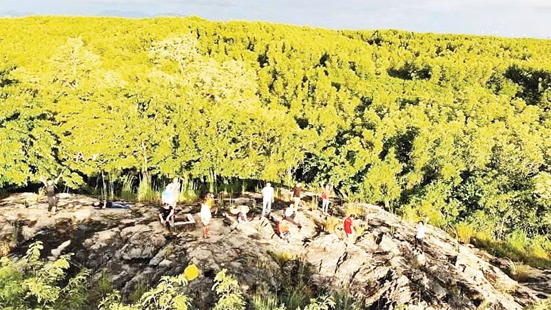 Du khách tham quan ấp đảo Thiềng Liềng. (Ảnh CTV)