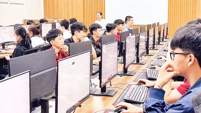 Trường cao đẳng Công nghệ cao Hà Nội tích cực triển khai chuyển đổi số, đầu tư nâng cấp hạ tầng công nghệ thông tin; bài giảng điện tử, bài kiểm tra điện tử. (Ảnh TRƯỜNG CAO ĐẲNG CÔNG NGHỆ CAO HÀ NỘI)