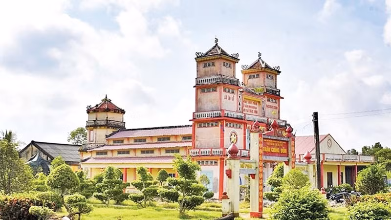 Thánh Thất Ngọc Minh ở Giồng Bốm (xã Phong Thạnh), nơi diễn ra các trận đánh ác liệt năm 1946.