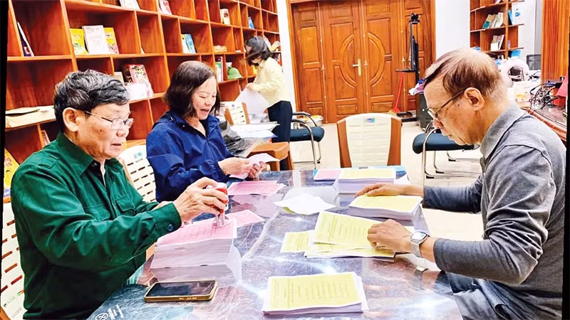 Công tác chuẩn bị cho ngày bầu cử ở xã Nghĩa Trụ, tỉnh Hưng Yên đang được hoàn tất.