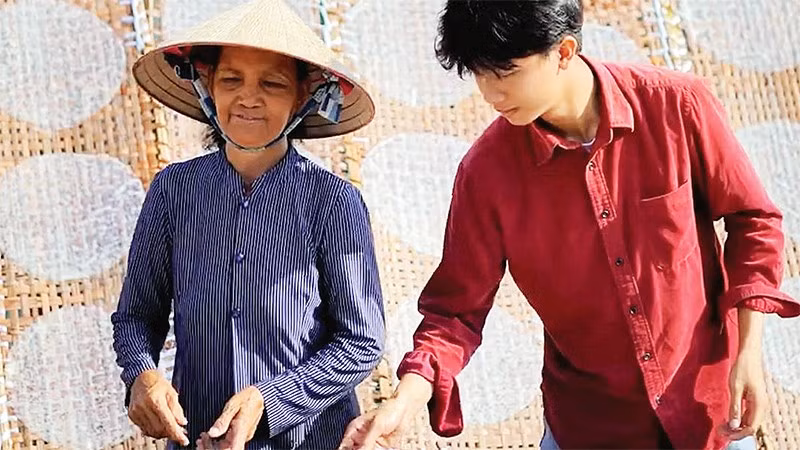 Người dân giới thiệu cho du khách các công đoạn làm bánh tại làng nghề.