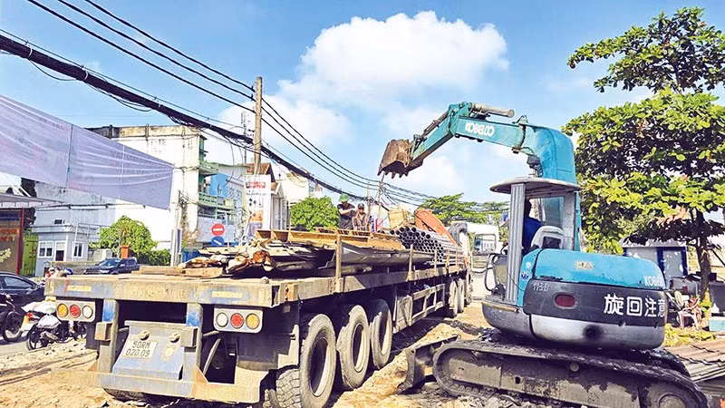 Đơn vị thi công dự án nâng cấp, mở rộng Quốc lộ 91 tập kết vật tư, thiết bị để thi công công trình. 