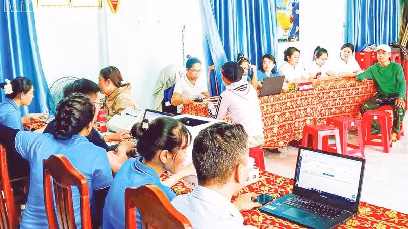 Mô hình Trung tâm Phục vụ hành chính công lưu động của Ủy ban nhân dân phường Đô Vinh (tỉnh Khánh Hòa) đã thật sự đưa chính quyền đến gần dân hơn.