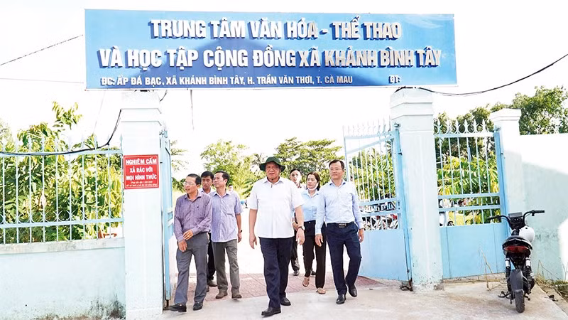 Lãnh đạo tỉnh Cà Mau kiểm tra cơ sở vật chất chuẩn bị vận hành xã mới tại huyện Trần Văn Thời. (Ảnh HỮU TÙNG)