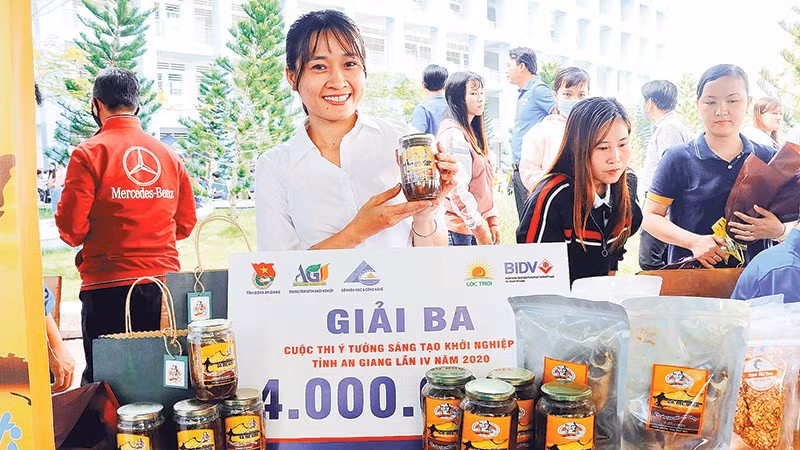 Chị Kim Ngân tiếp nối truyền thống gia đình làm mắm cá.