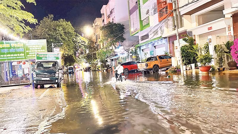 Nhiều tuyến đường nội đô thành phố Cần Thơ ngập nặng sau cơn mưa.