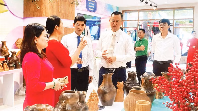 Tham quan, trải nghiệm gốm Bàu Trúc của người Chăm ở tỉnh Khánh Hòa.