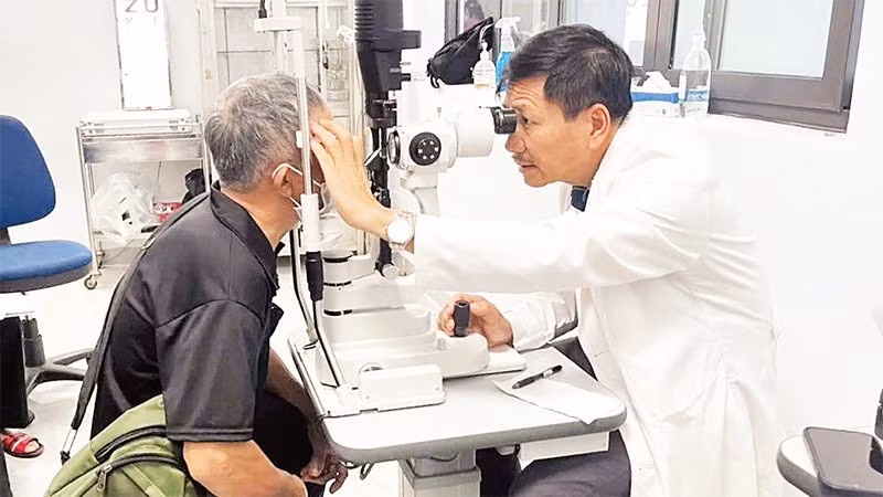 Bác sĩ Khoa Mắt, Bệnh viện đa khoa Bình Phước khám bệnh miễn phí cho bệnh nhân.