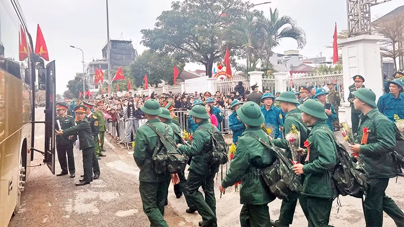 Người thân, bạn bè tiễn thanh niên nhập ngũ.