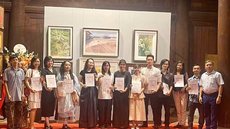 Trao chứng nhận cho các tác giả tham gia triển lãm.