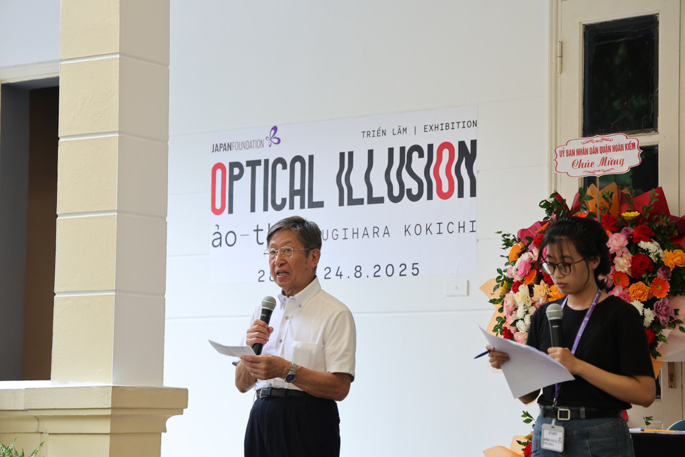 Giáo sư Sugihara Kokichi phát biểu tại buổi khai mạc triển lãm. img-7796.jpg