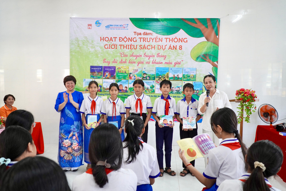 Bà Khúc Thị Hoa Phượng, Giám đốc, Tổng biên tập Nhà xuất bản Phụ nữ Việt Nam, trao tặng sách cho các em học sinh. dsc07158.jpg
